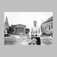 022-0457 Elsa Schulz  mit Sohn im Hof 1934.jpg